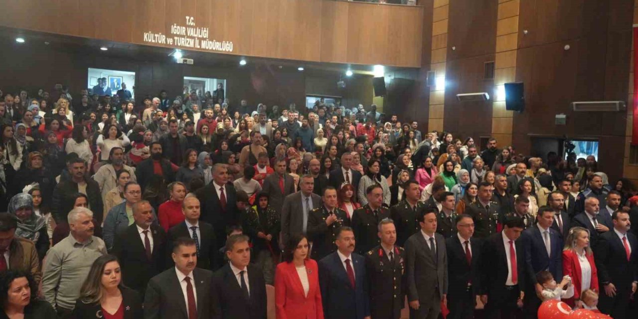 Iğdır’da yağışa rağmen aileler çocukları ile 23 Nisan kutlama programına akın etti