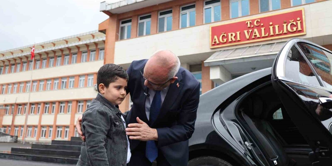 Ağrı Valisi Koç, koltuğunu minik öğrenciye devretti