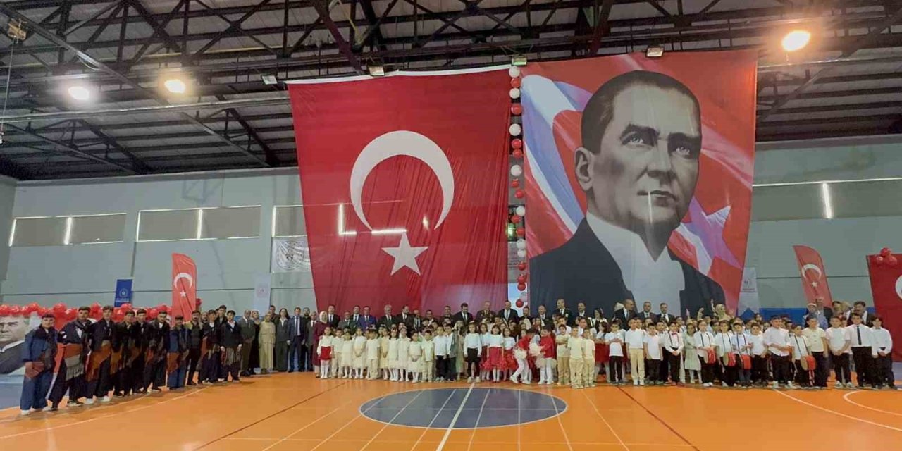 105. yıl coşkusu Tatvan’da renkli görüntülere sahne oldu