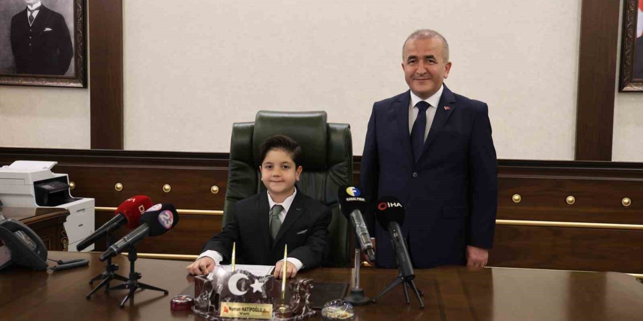 Vali koltuğuna oturan minik Mustafa’nın ilk talimatı emniyet müdürüne oldu