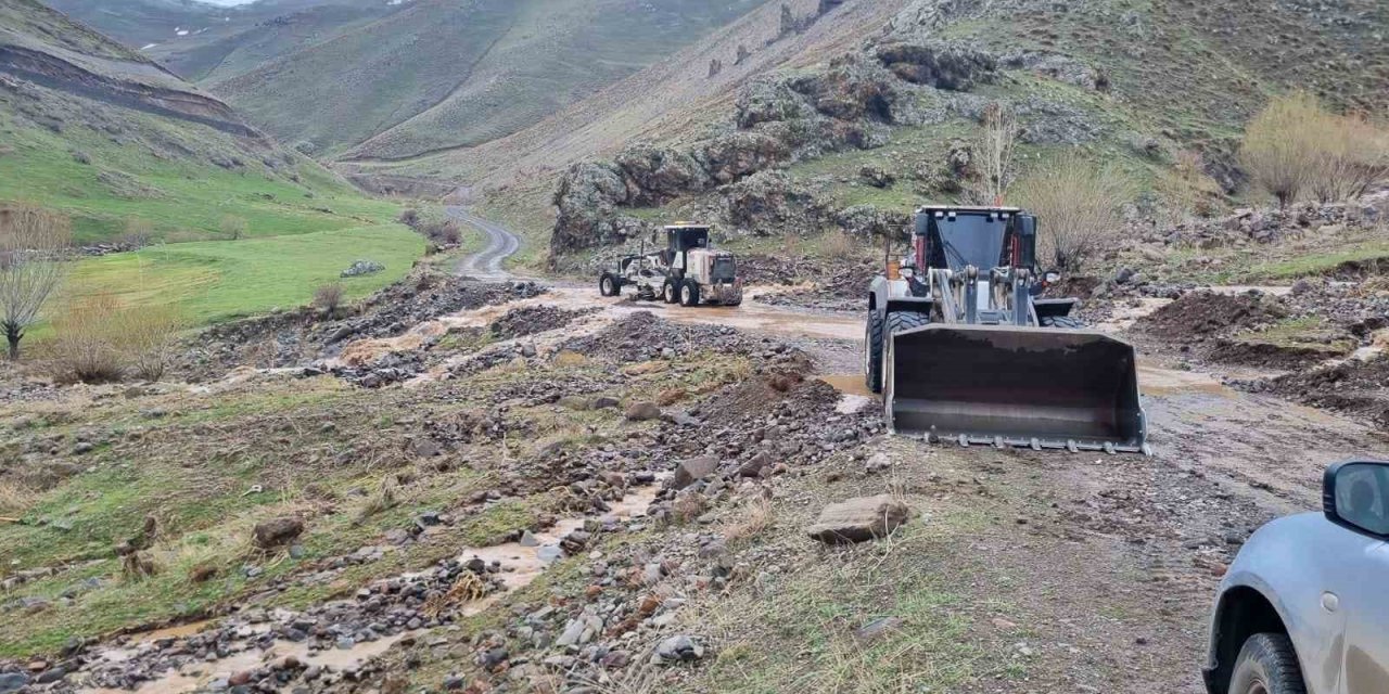 Iğdır‘da sağanak yağış sonrası kapanan köy yolları açıldı