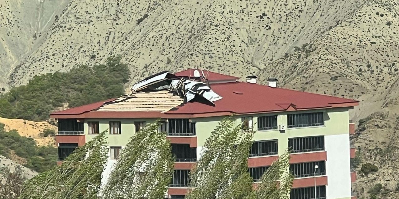 Tunceli’de etkili olan fırtına çatıları uçurdu