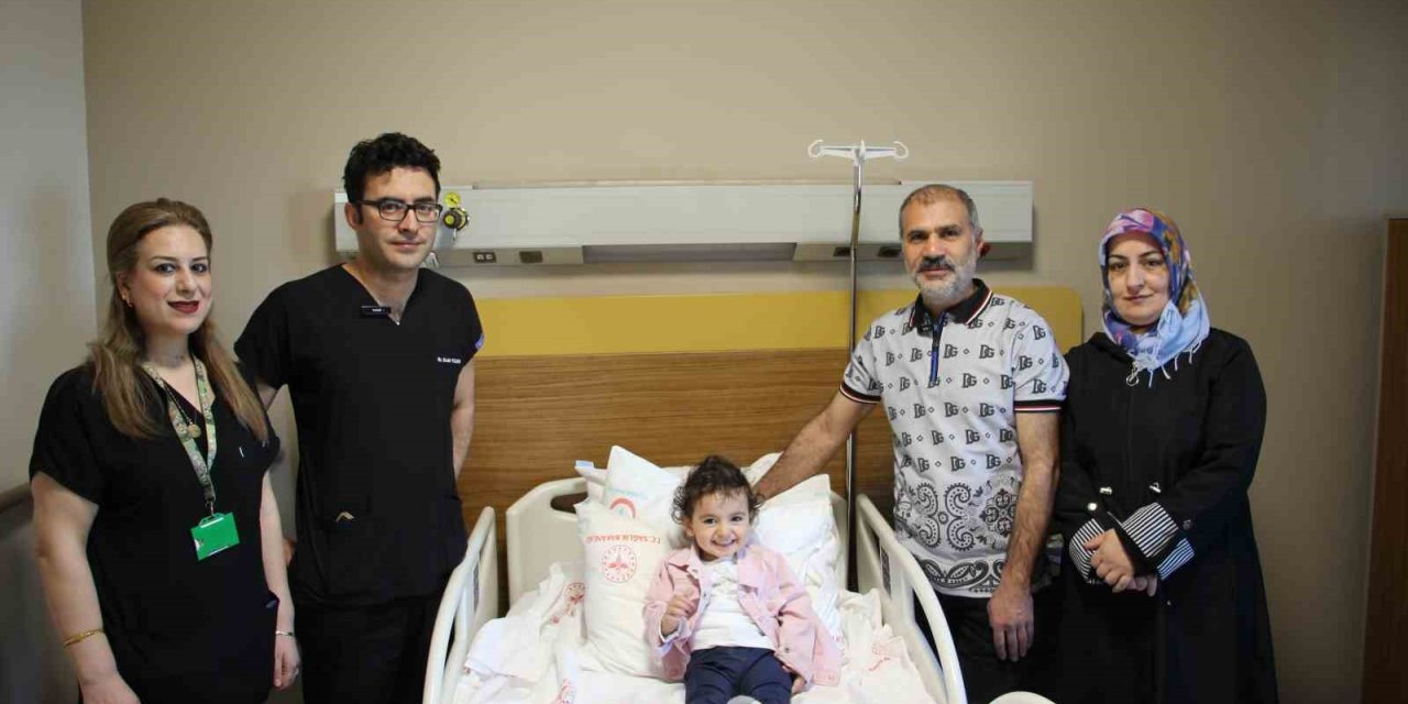 24 aylık bebekten 1.5 santimlik taş alındı: Süper mini PNL ile büyük başarı