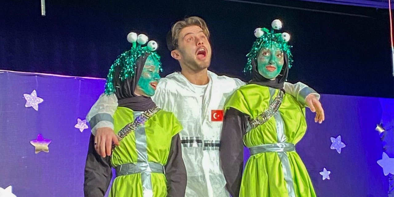 "Dünyanın Kalbi, Bir Uzay Macerası" adlı tiyatro oyunu sergilendi