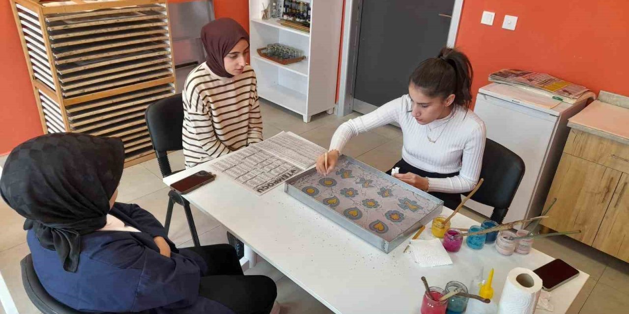 Gençlere "Ebru ve El Sanatları Kursu" düzenlendi