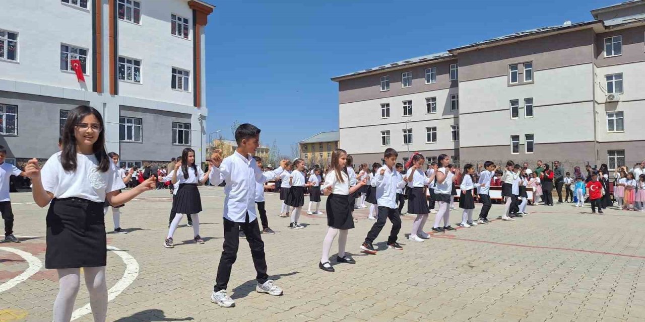 Miniklerden 23 Nisan gösterisi