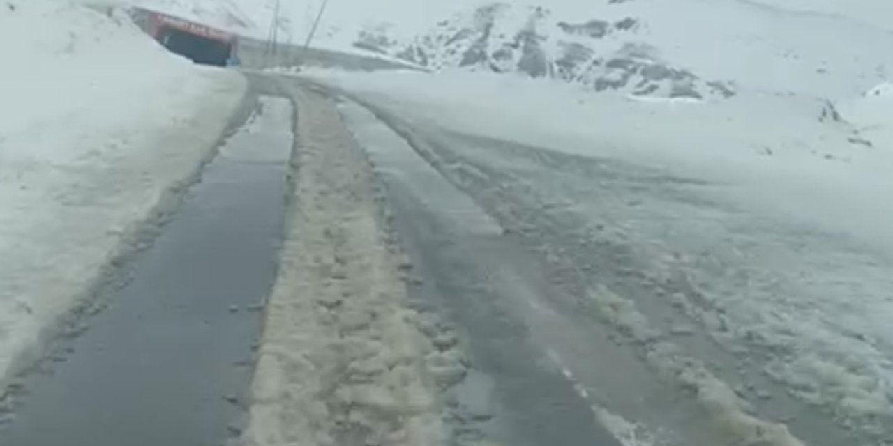 3 bin rakımlı Karabet Geçidi’nde kar yağışı