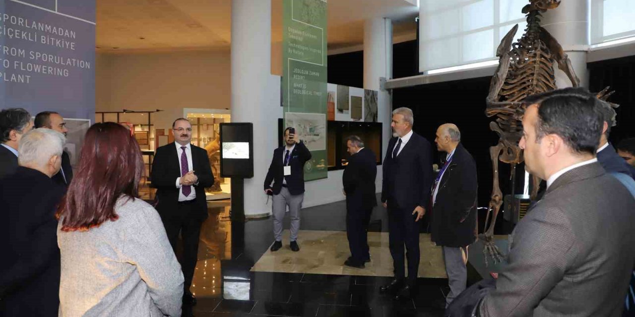 Rektör Hacımüftüoğlu, Türkiye ilaç endüstrisinin öncü isimleriyle bir araya geldi