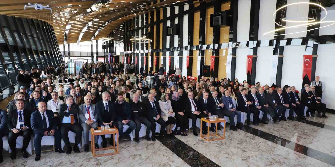 Moderatörlüğünü Rektör Hacımüftüoğlu’nun yaptığı "Kariyer yolculuğu söyleşisi" düzenlendi