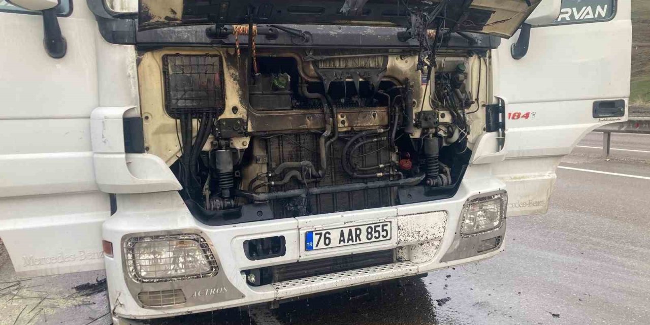 Seyir halindeki tırda yangın çıktı