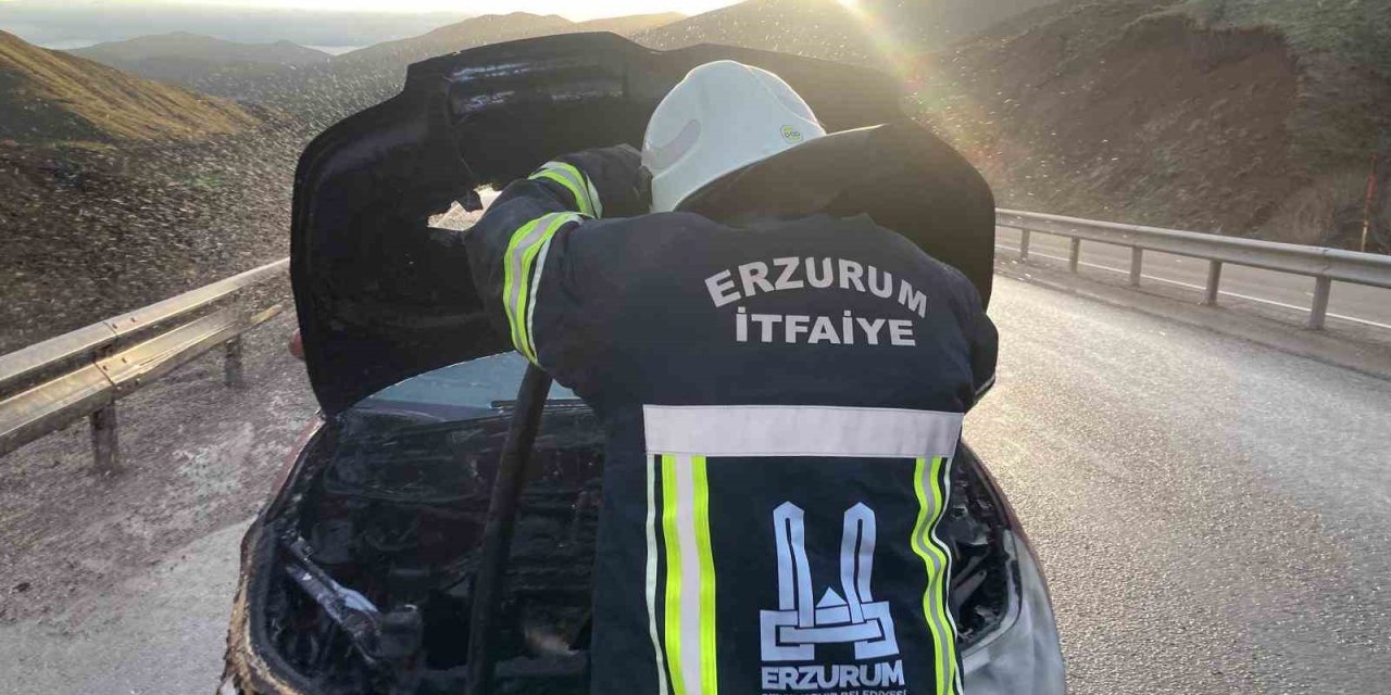 Seyir halindeki otomobil yandı