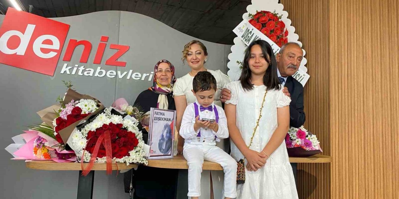 "İnsan Kendine Yabancı" şiir kitabının imza günü düzenlendi