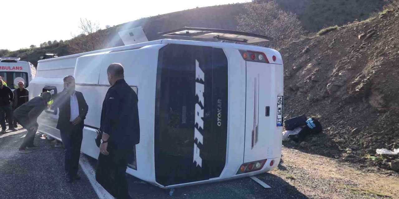 Elazığ-Diyarbakır kara yolunda midibüs devrilmesi sonucu meydana gelen trafik kazasında çok sayıda yaralı olduğu öğrenildi. Bölgeye sağlık, polis, jandarma, AFAD ve itfaiye ekipleri sevk edildi.