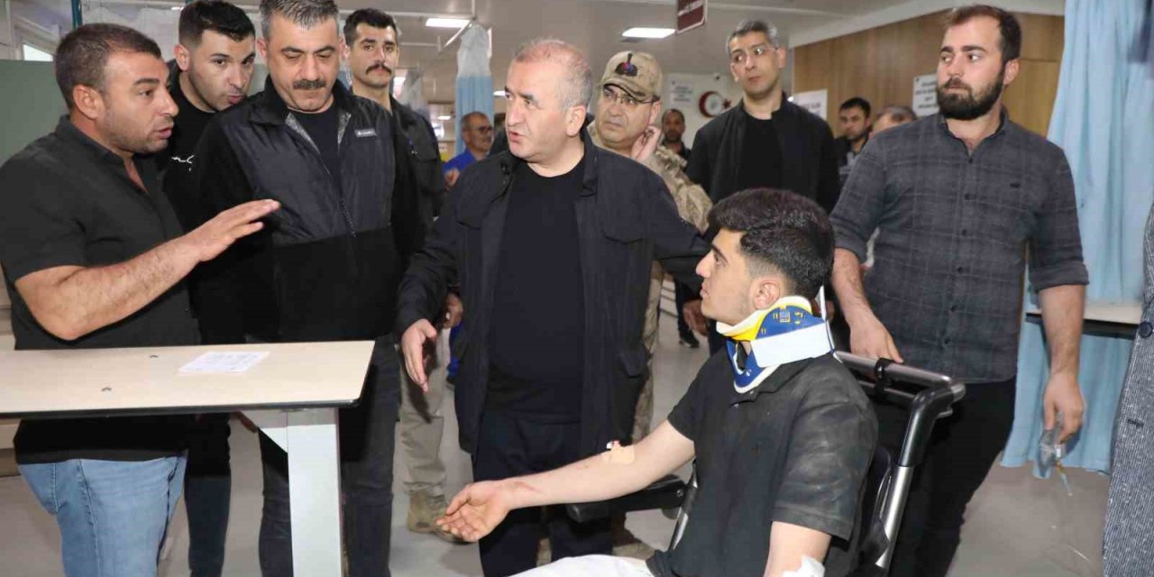 Vali Hatipoğlu midibüsün devrildiği kazada yaralıları ziyaret etti