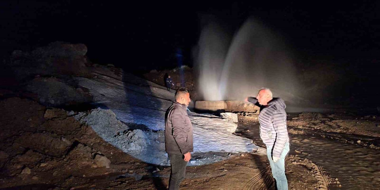 Hakkari’de içme suyu hattında arıza: 6 metreye kadar fışkıran su ekipleri zor durumda bıraktı
