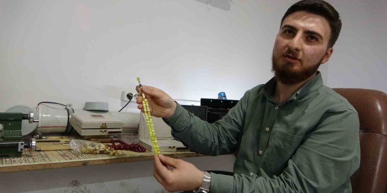 Usta ellerin ürettiği  "tespihler" 10 ila 15 bin TL arasında alıcı bulabiliyor