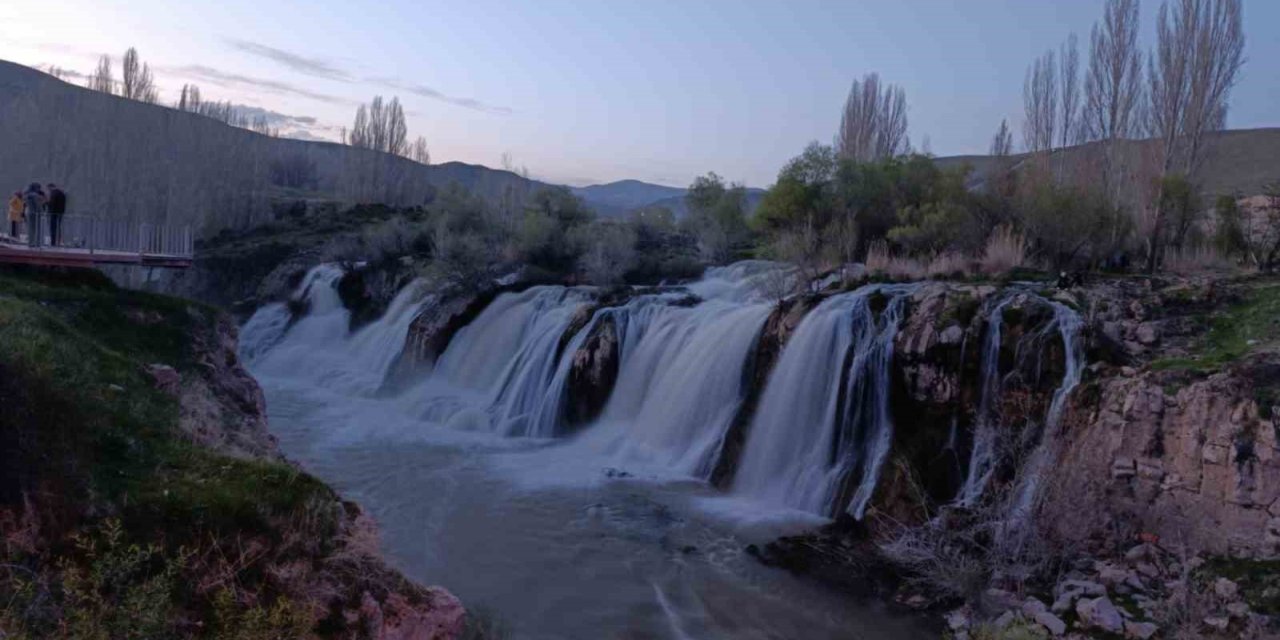 Muradiye Şelalesi coştu