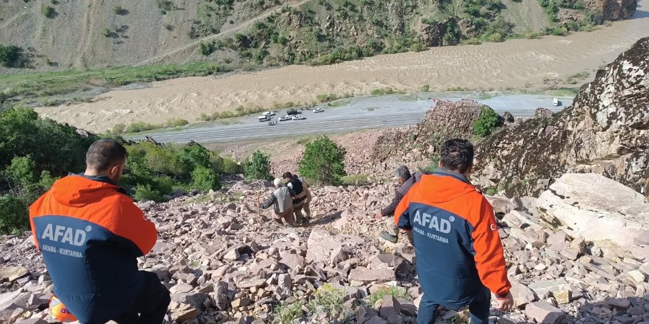 Hakkari’de dağda mahsur kalan genç, AFAD tarafından kurtarıldı
