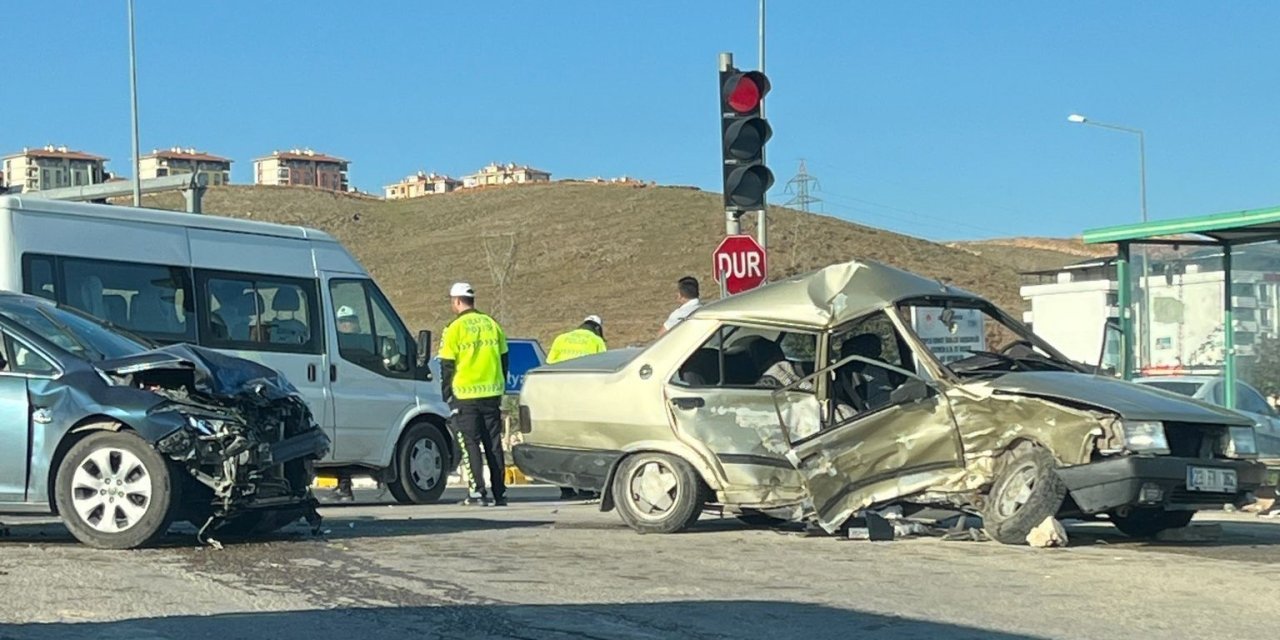 Elazığ’da zincirleme trafik kazası: 1 ölü 3 yaralı
