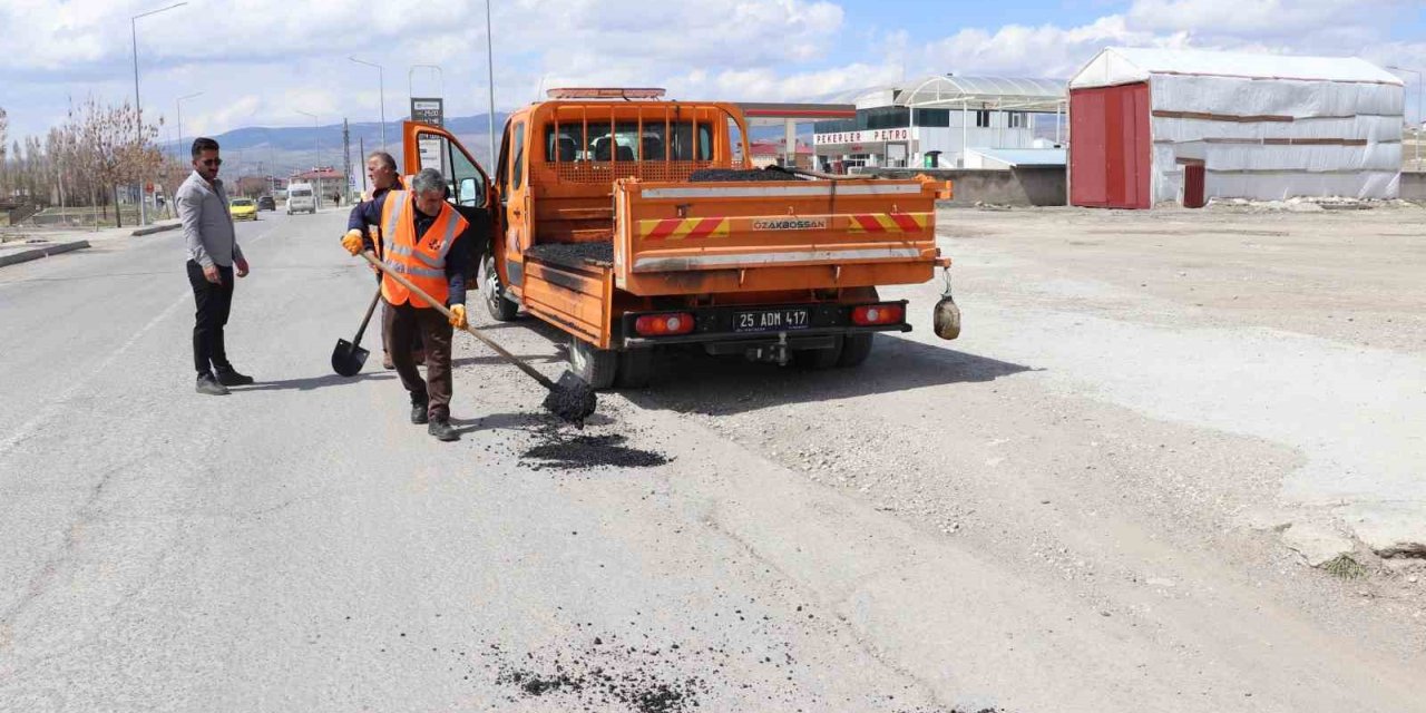 Diyadin’de karayollarında yama çalışması