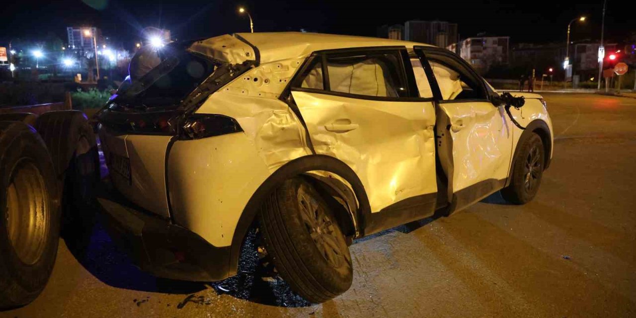 Elazığ’da tır ile otomobil çarpıştı: 4 yaralı