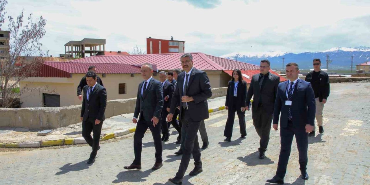 Vali Çelik sağlık çalışanlarını dinledi