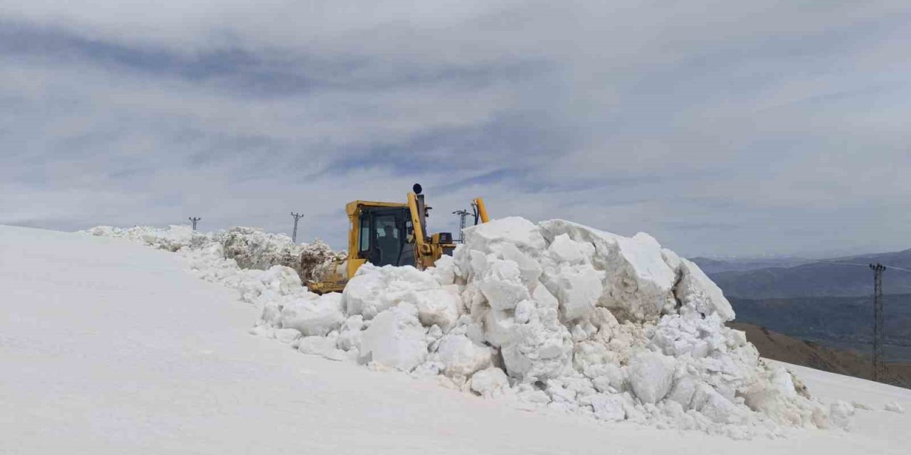 Hakkari’de karla mücadele çalışması sürüyor