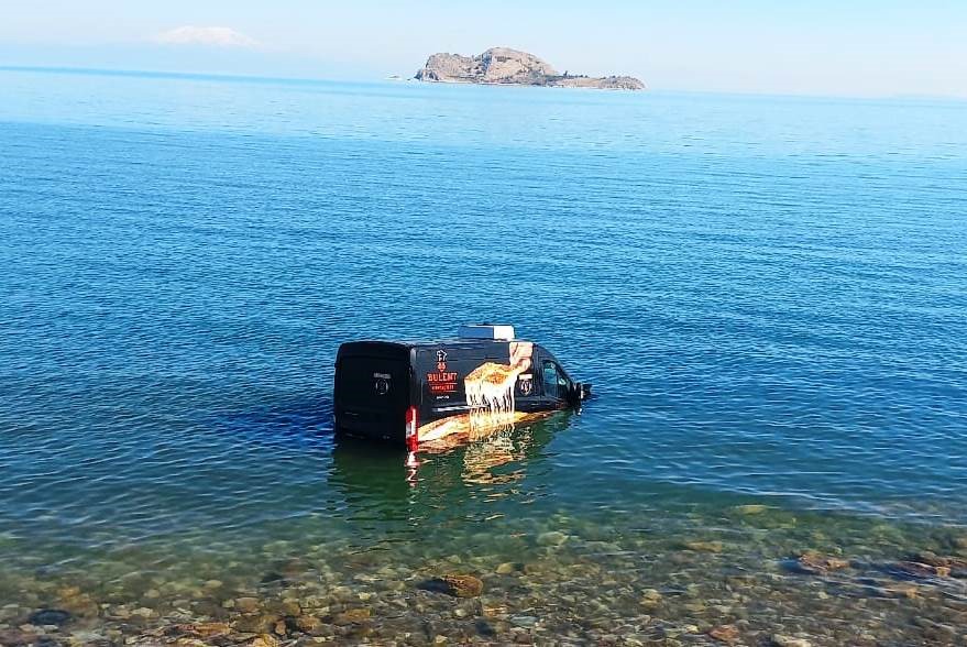 Börek firmasının aracı Van Gölü’ne uçtu: 1 yaralı