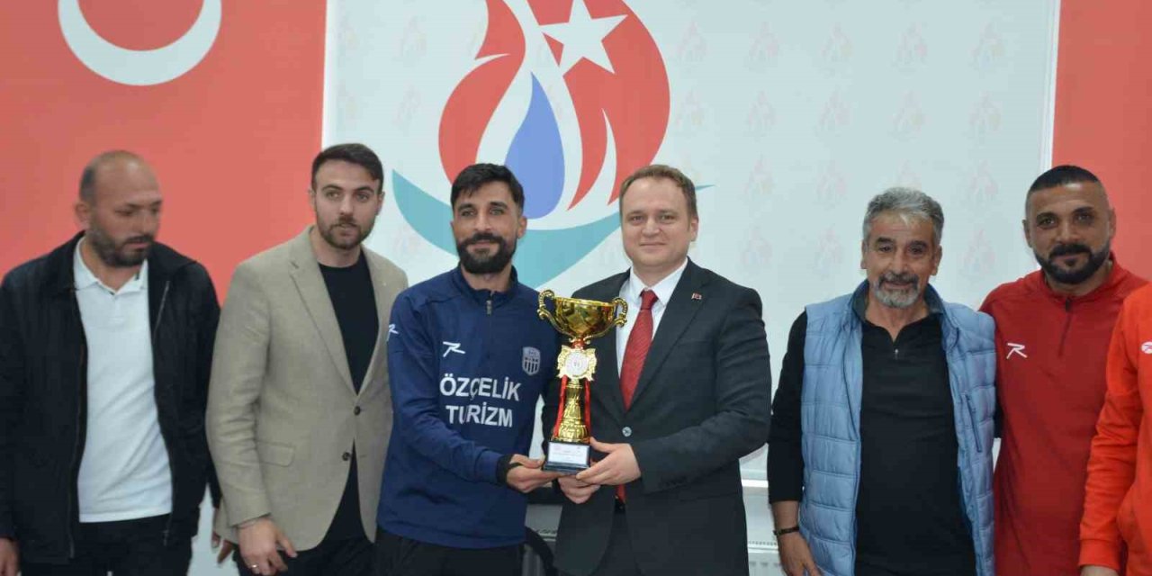 Lig şampiyonu Kopspor, kupasını Kaymakam Koşansu’ya takdim etti