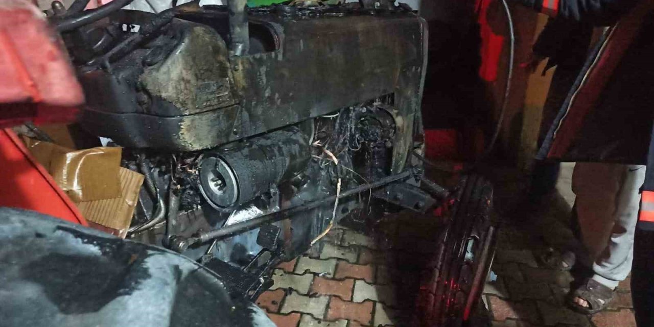 Malatya’da park halinde alev alan traktör kullanılamaz hale geldi