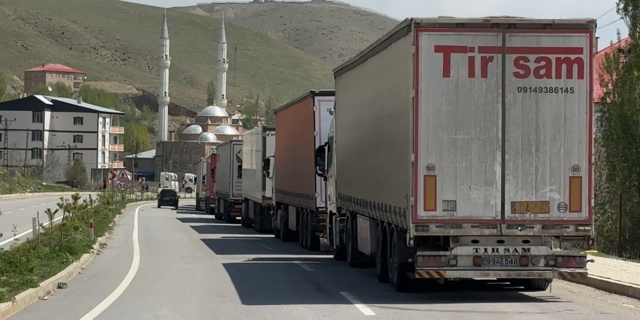 Türkiye-İran sınırında 2 kilometrelik tır kuyruğu