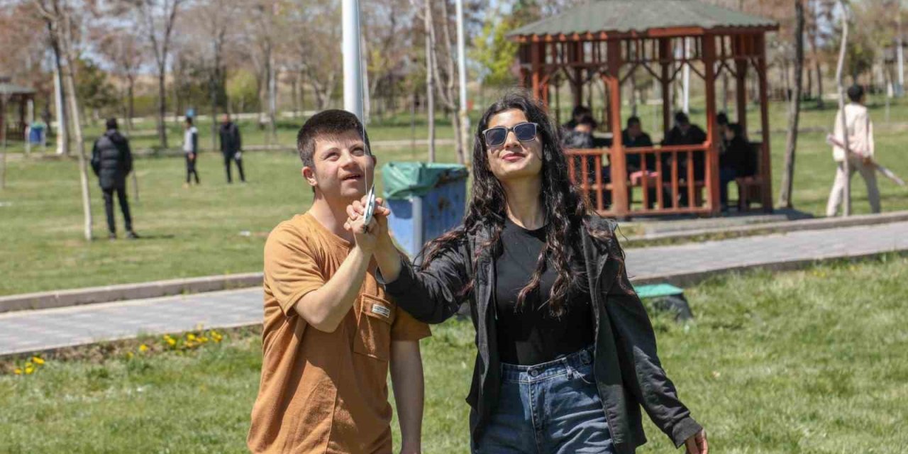 Van’da özel çocuklar için uçurtma şenliği düzenlendi