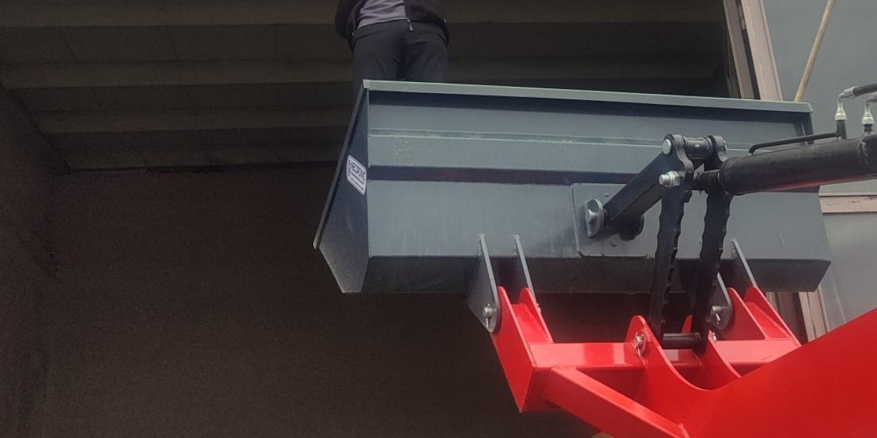 Malatya’da pencereye sıkışan güvercini esnaf kurtardı