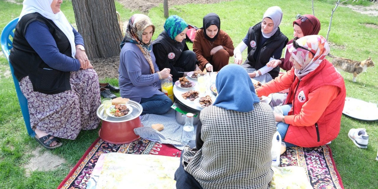 Üniversite öğrencilerinden yardıma muhtaç yaşlılara vefa örneği