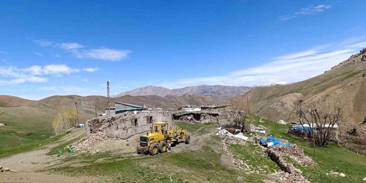 Van Büyükşehir Belediyesinin yol ve altyapı çalışmaları sürüyor