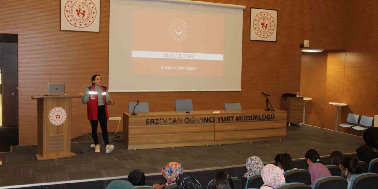 Üniversitelilere "Aile Yılı Semineri" düzenlendi