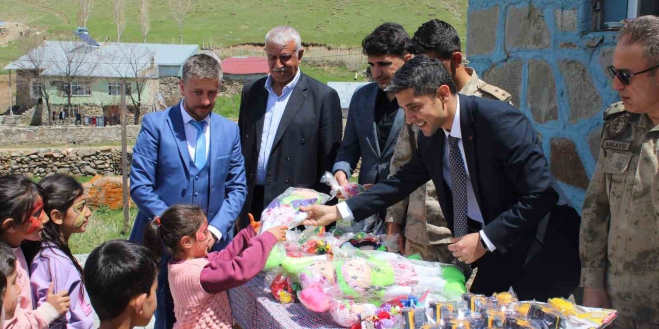 Köy okulu çocuklarının hayalini gerçekleştiren öğretmen vedasını unutulmaz kıldı