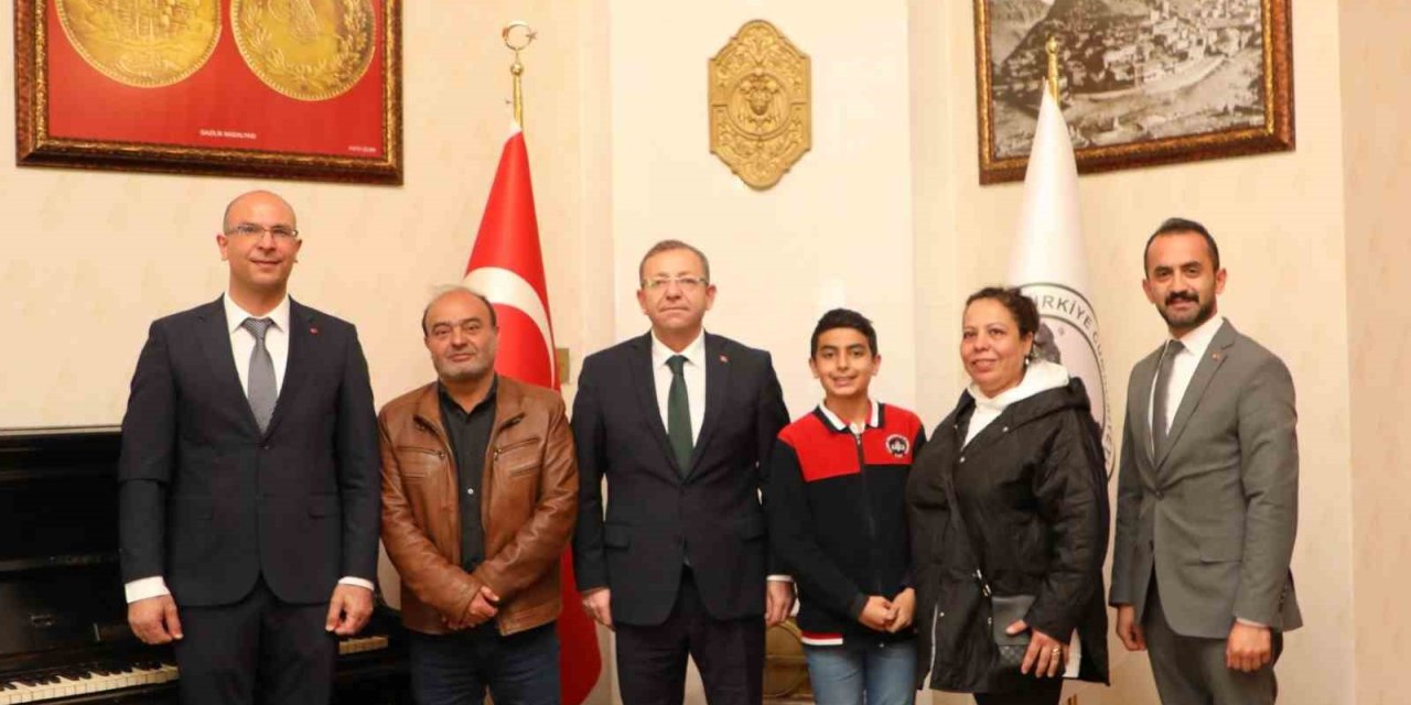 Vali Polat, şampiyonu makamında ağırladı
