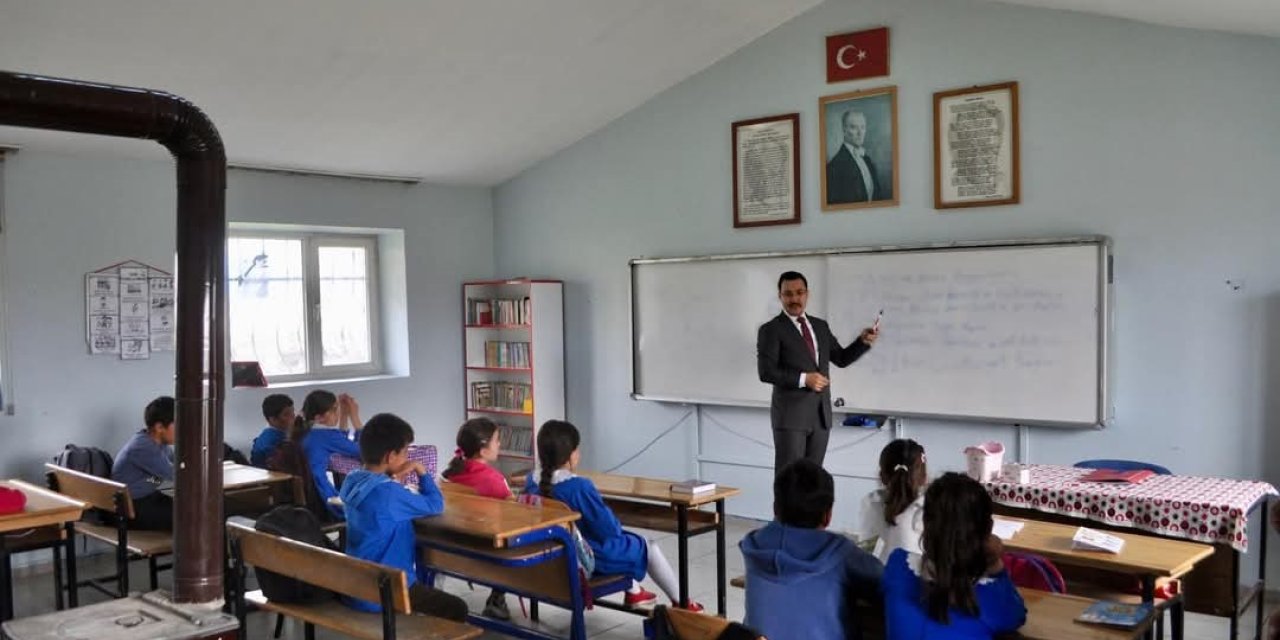 Akyaka Kaymakamı Demirtaş, köy okullarında