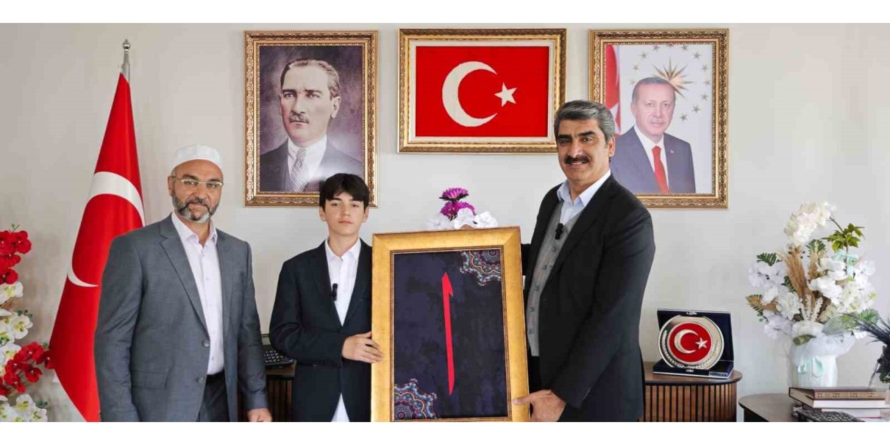 Ezan okuma yarışmasında dereceye girdi, ödülünü Filistin’e bağışladı