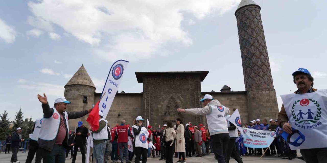 Erzurum’da 1 Mayıs’ın kutlama adresi Yakutiye Kent Meydanı oldu
