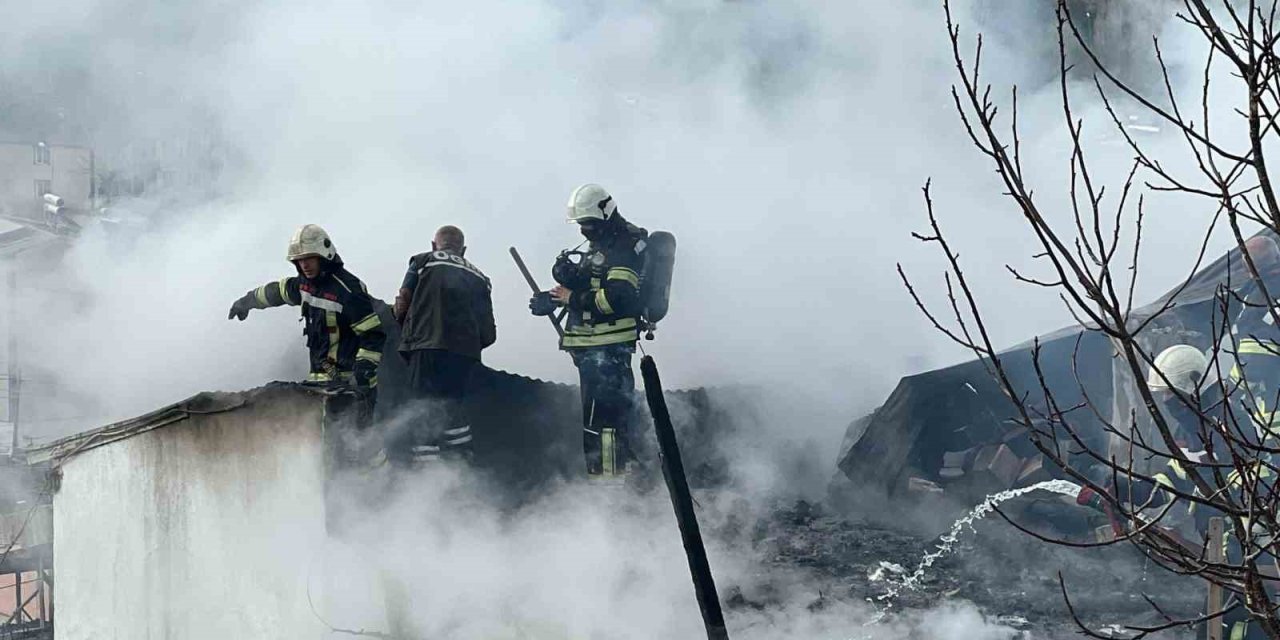 Erzurum’da korkutan çatı  yangın