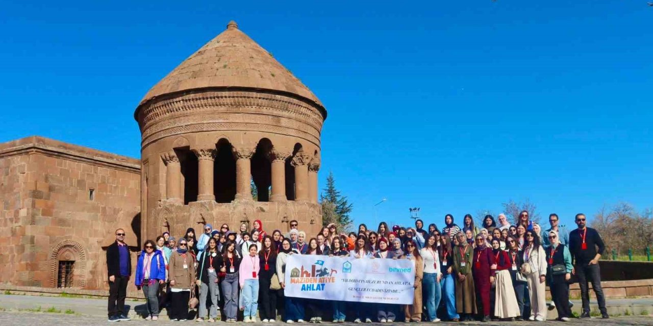 Bursa’dan gelen kız öğrenciler Ahlat’ın tarihi mekanlarını gezdi