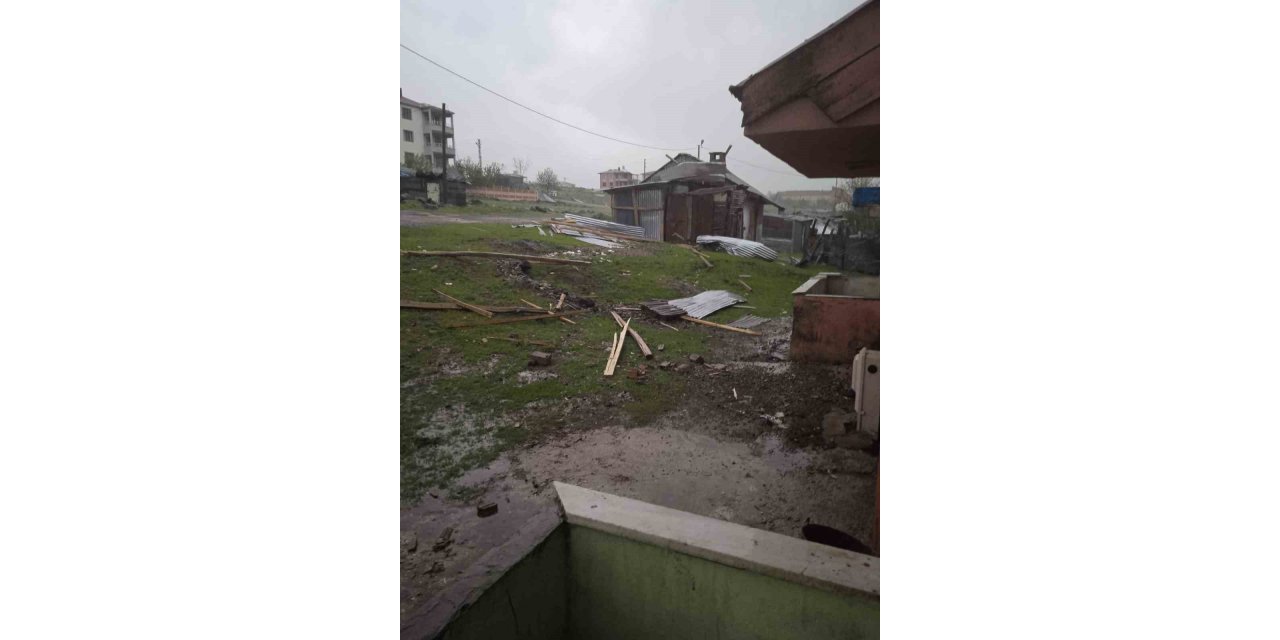 Karkaoçan’da fırtına evlerin çatılarını uçurdu