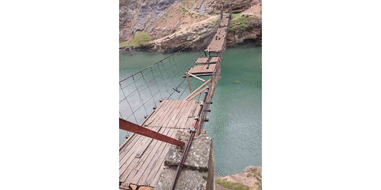 Elazığ’da fırtınadan dolayı asma köprü zarar gördü