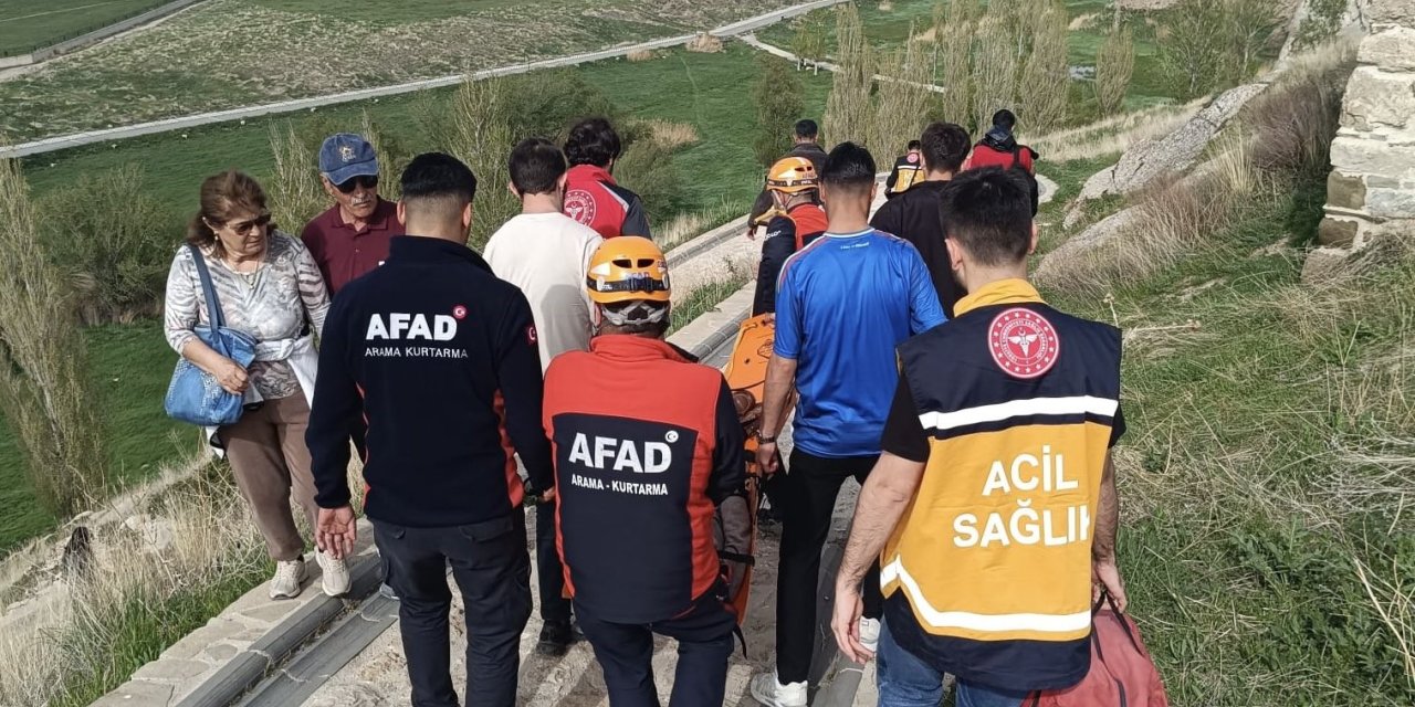 Van Kalesi’nden düşen yaşlı kadın kurtarıldı