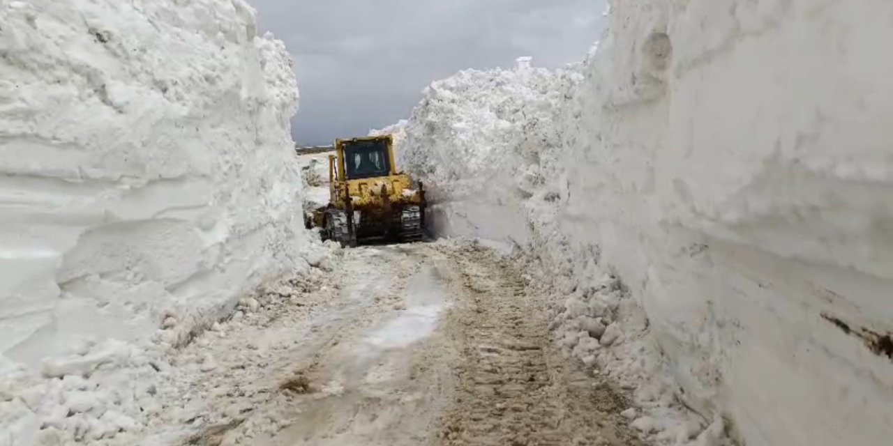 Yüksekova’da 3 metrelik karda yol açma çalışması