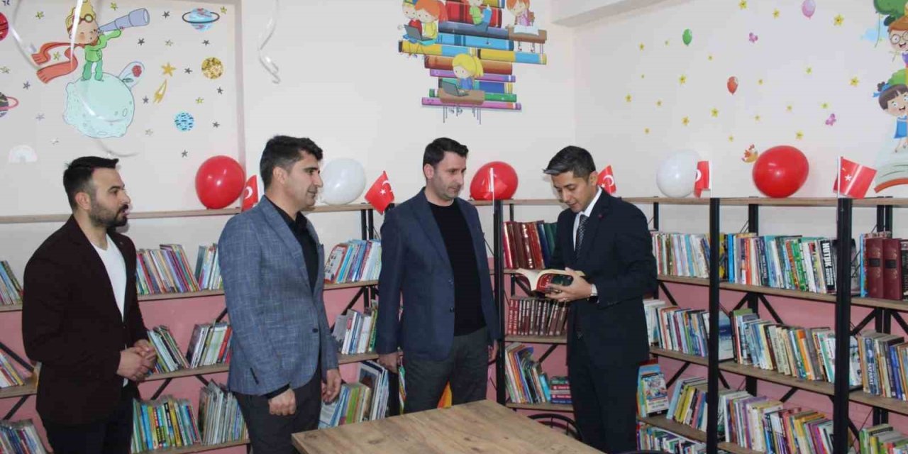 Köy okuluna kütüphane açıldı, öğrenciler kitaplarla buluştu