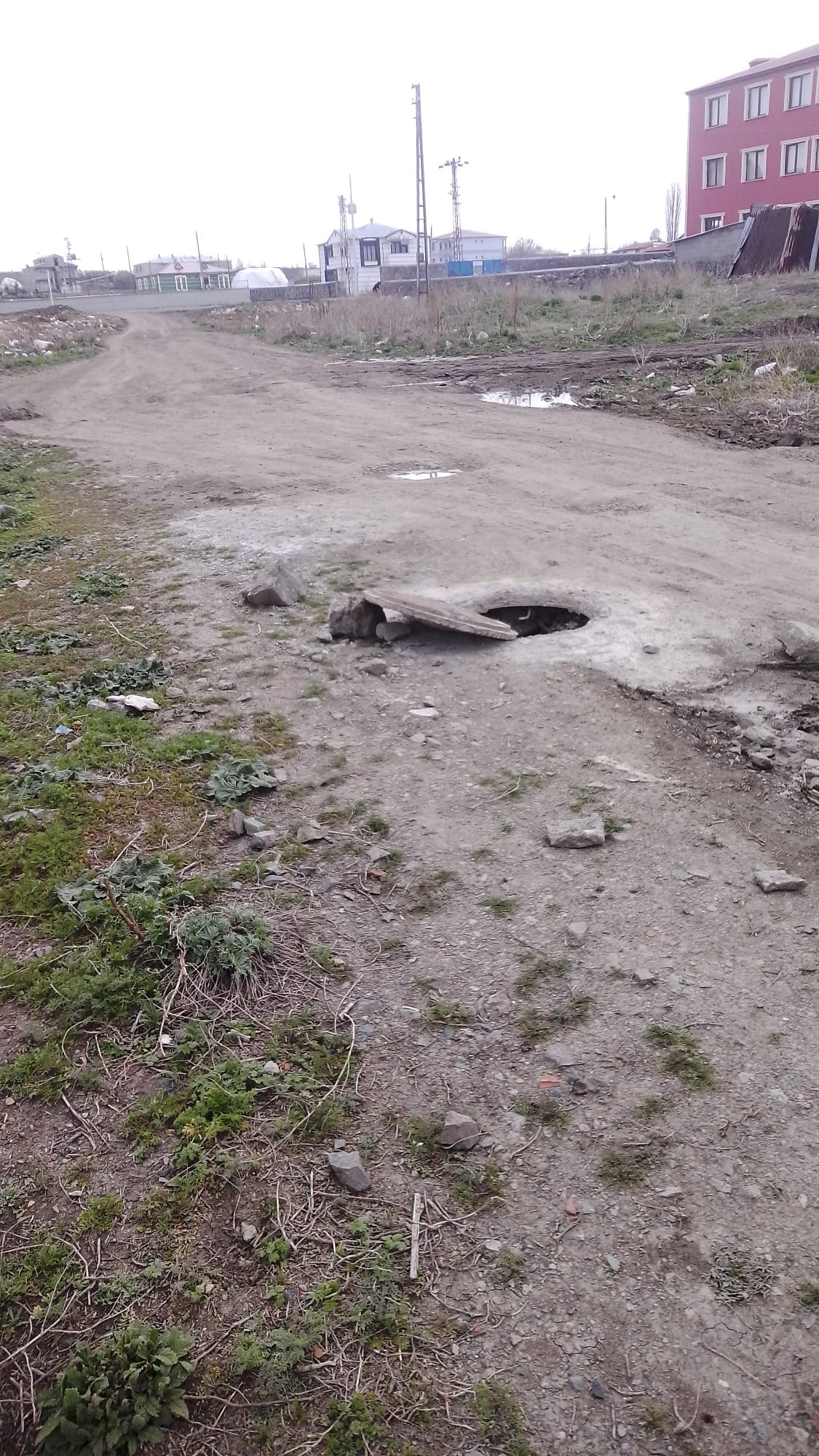 Kars'ta rögar kapağı tehlike saçıyor: Sokak sakinleri yardım bekliyor