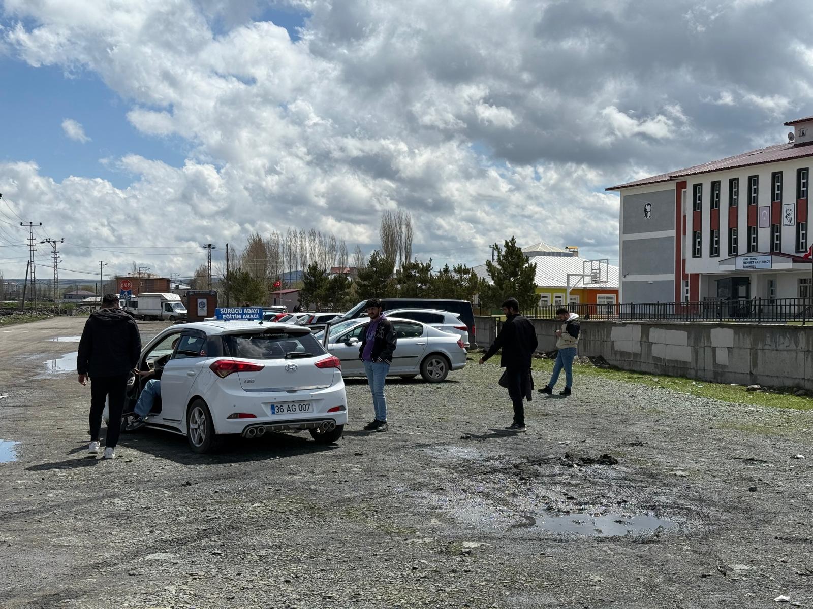 Kars'ta okul önüne taşınan sürücü eğitim alanı tepki topladı